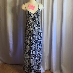 NWOT maxi dress in light gray & black, adjustable straps, built in bra in large